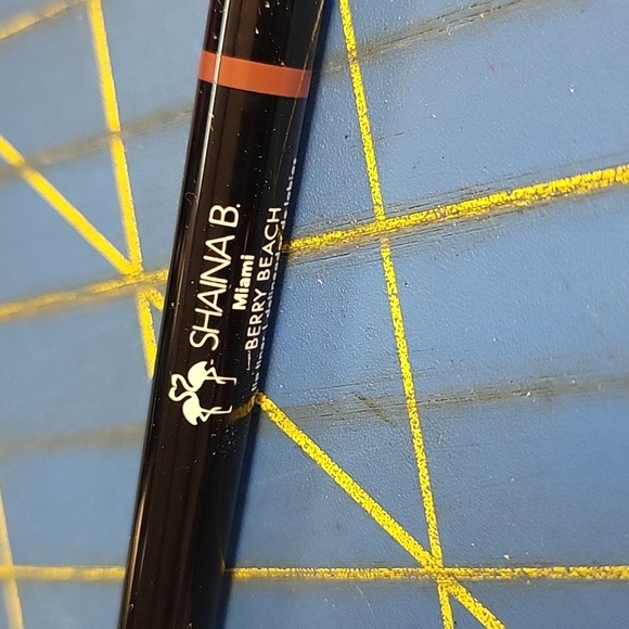 Shaina B Miami Lip Liner Pencil 0.25g Retractable Berry Beach New - Picture 2 of 3